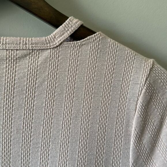 STAUS BY CHENAULT EDGY CUT OUT COLD SHOULDER RIBBED SHIRT SLEEVE TEE SIZE MEDIUM - Picture 6 of 8